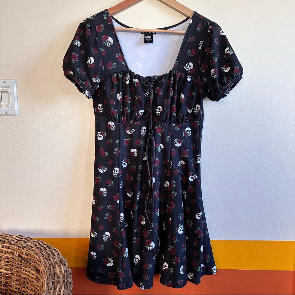 HOT TOPIC Gothic skulls & roses dress (with pockets!)